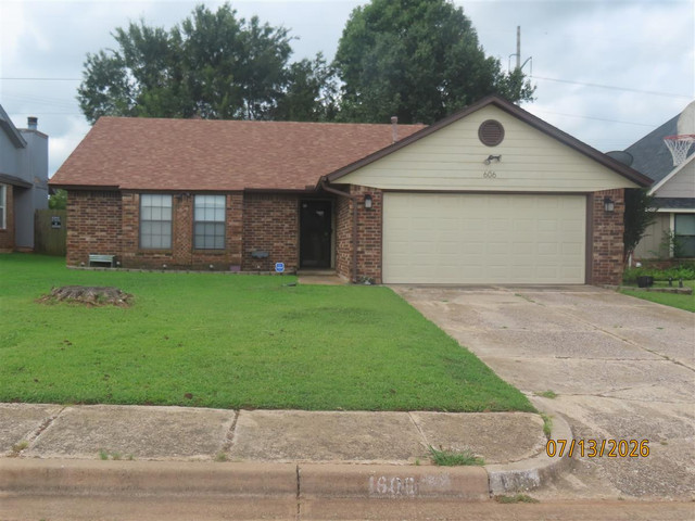 606 Silver Maple Ln