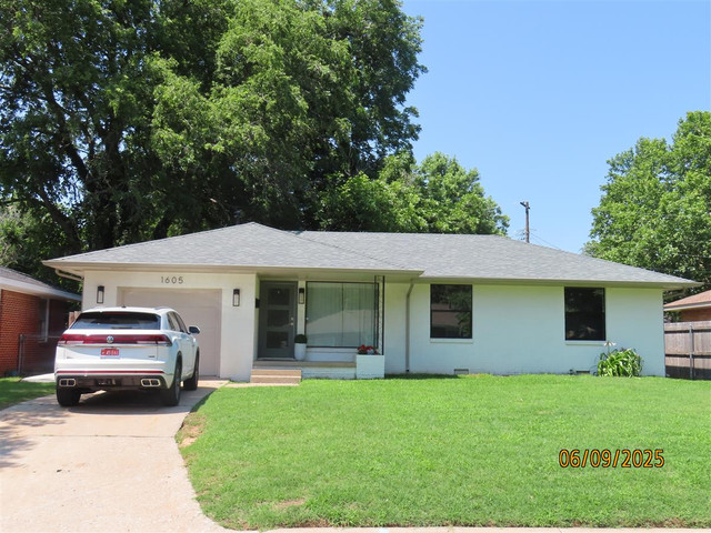 1605 Rowena Ln