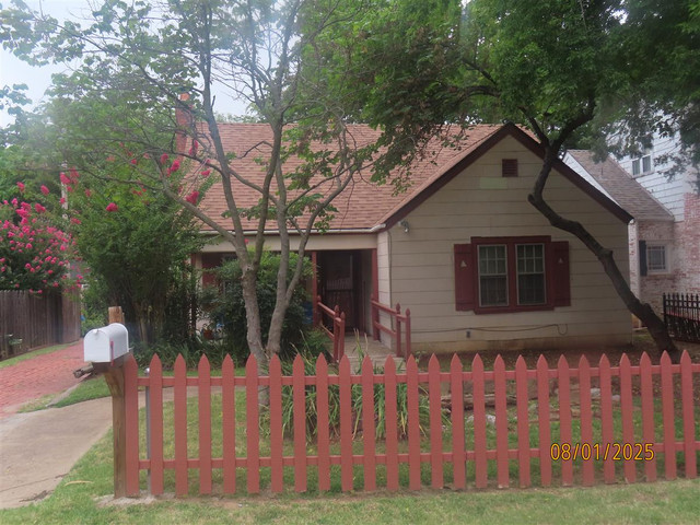823 Clement Dr