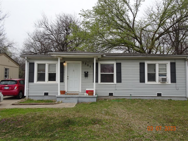1221 Iowa St