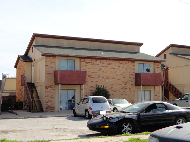 1315 Glen Oaks Dr