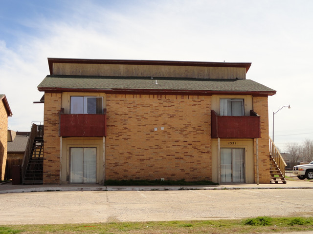 1331 Glen Oaks Dr