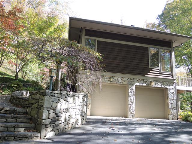 A picture of the property located at 33 SHADY BROOK LN, FAIRVIEW NC 28730.