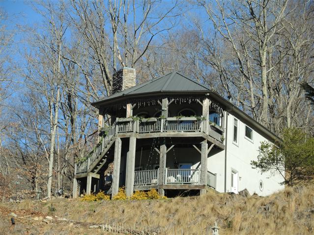 A picture of the property located at 10 GARREN MOUNTAIN LN, FAIRVIEW NC 28730.