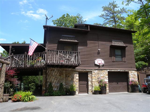 A picture of the property located at 102 OLD WAGON TRL, FAIRVIEW NC 28730.