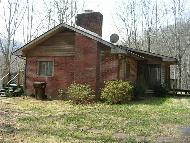 A picture of the property located at 1040 GARREN CREEK RD, FAIRVIEW NC 28730.