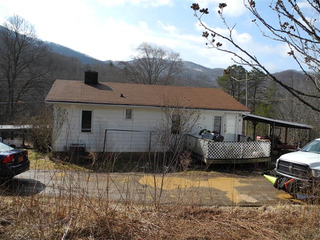 A picture of the property located at 16 ORIOLE GLN, SWANNANOA NC 28778.