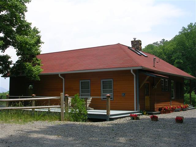 A picture of the property located at 10 BRIAR BR, BLACK MOUNTAIN NC 28711.