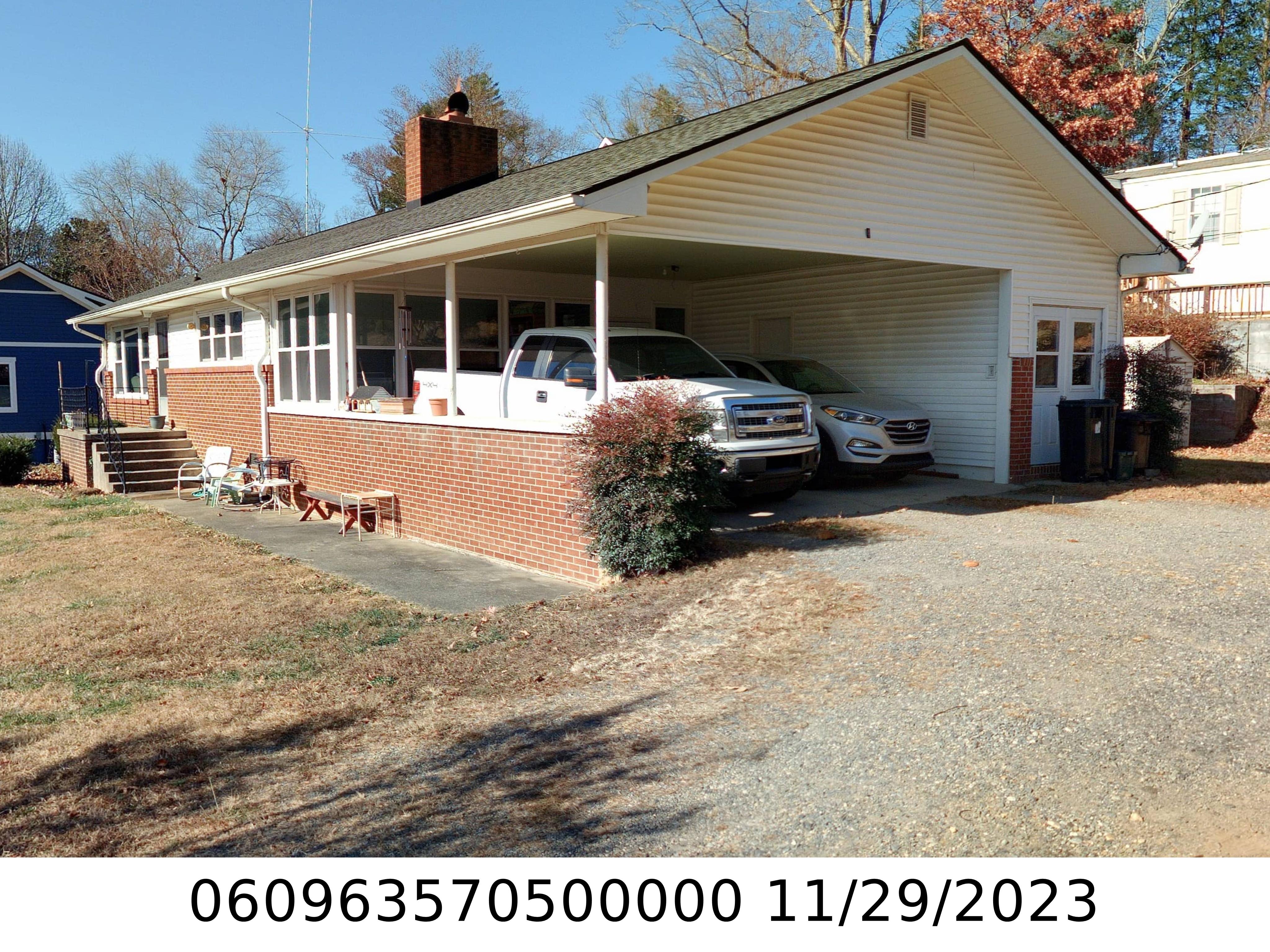 A picture of the property located at 4 NESBITT DR, BLACK MOUNTAIN NC 28711.