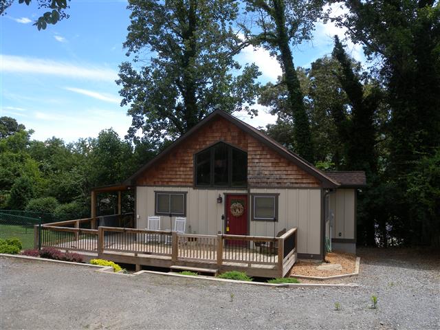 A picture of the property located at 111 TAYLOR ST # A, BLACK MOUNTAIN NC 28711.