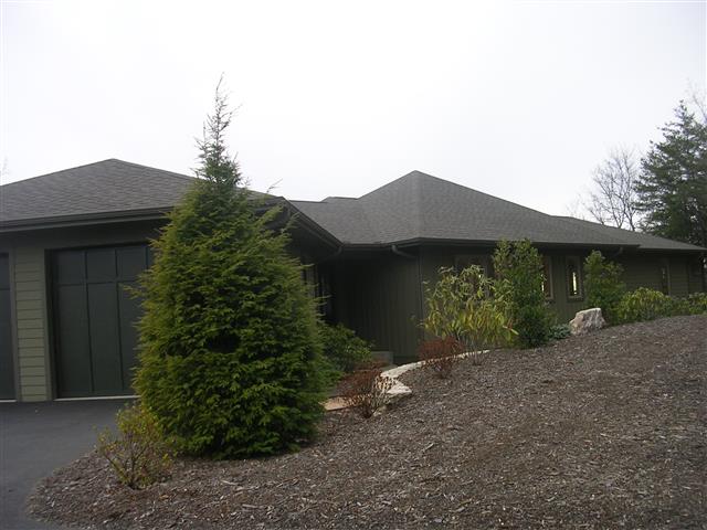 A picture of the property located at 8 ROBIN RIDGE LN, BLACK MOUNTAIN NC 28711.