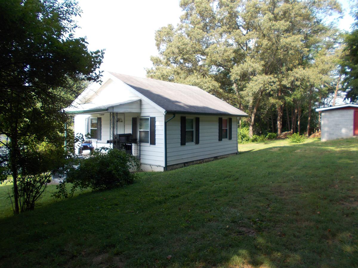 A picture of the property located at 15 HILLCREST RD BLACK MOUNTAIN NC.