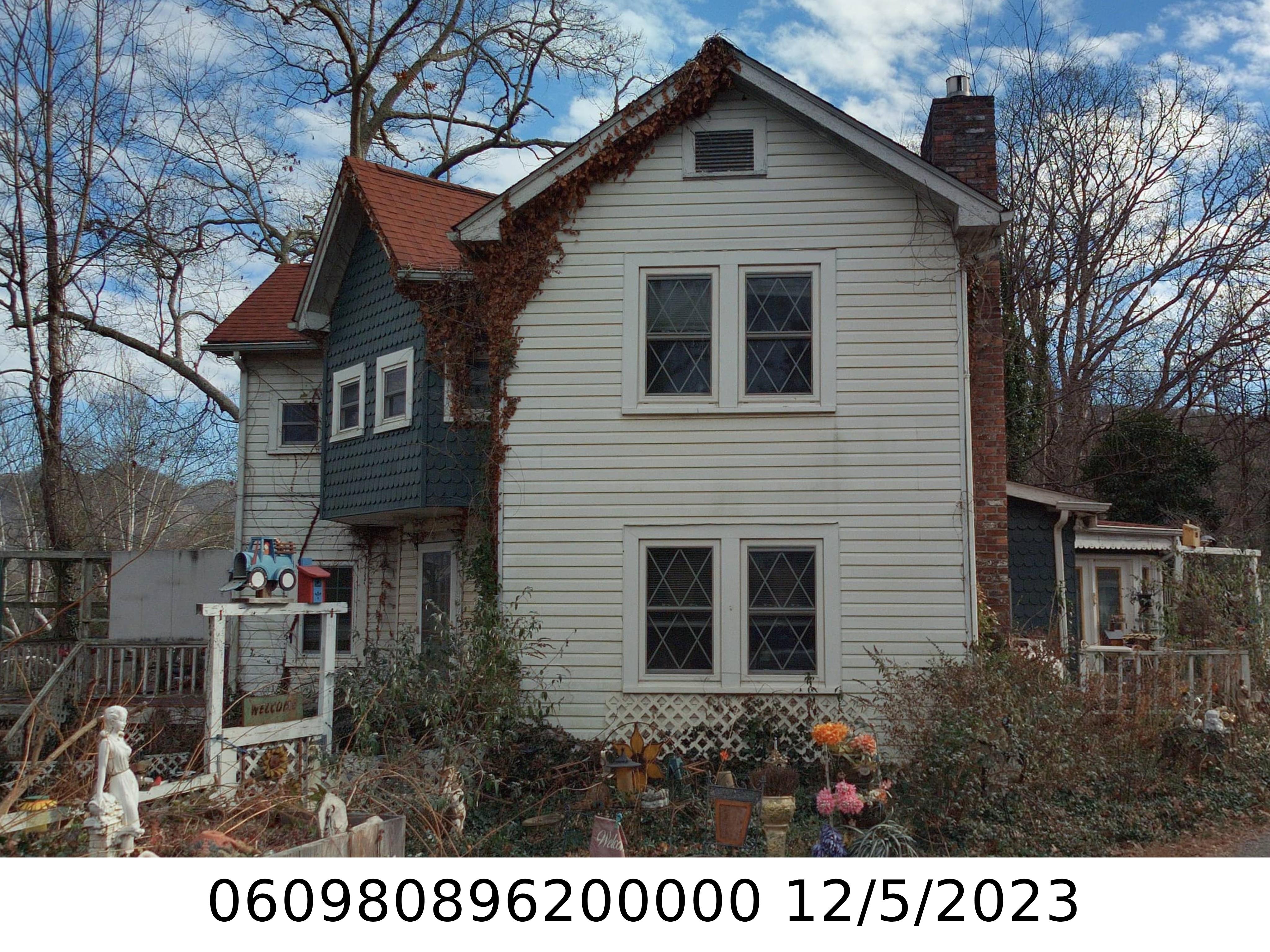 A picture of the property located at 10 DYER DR, BLACK MOUNTAIN NC 28711.