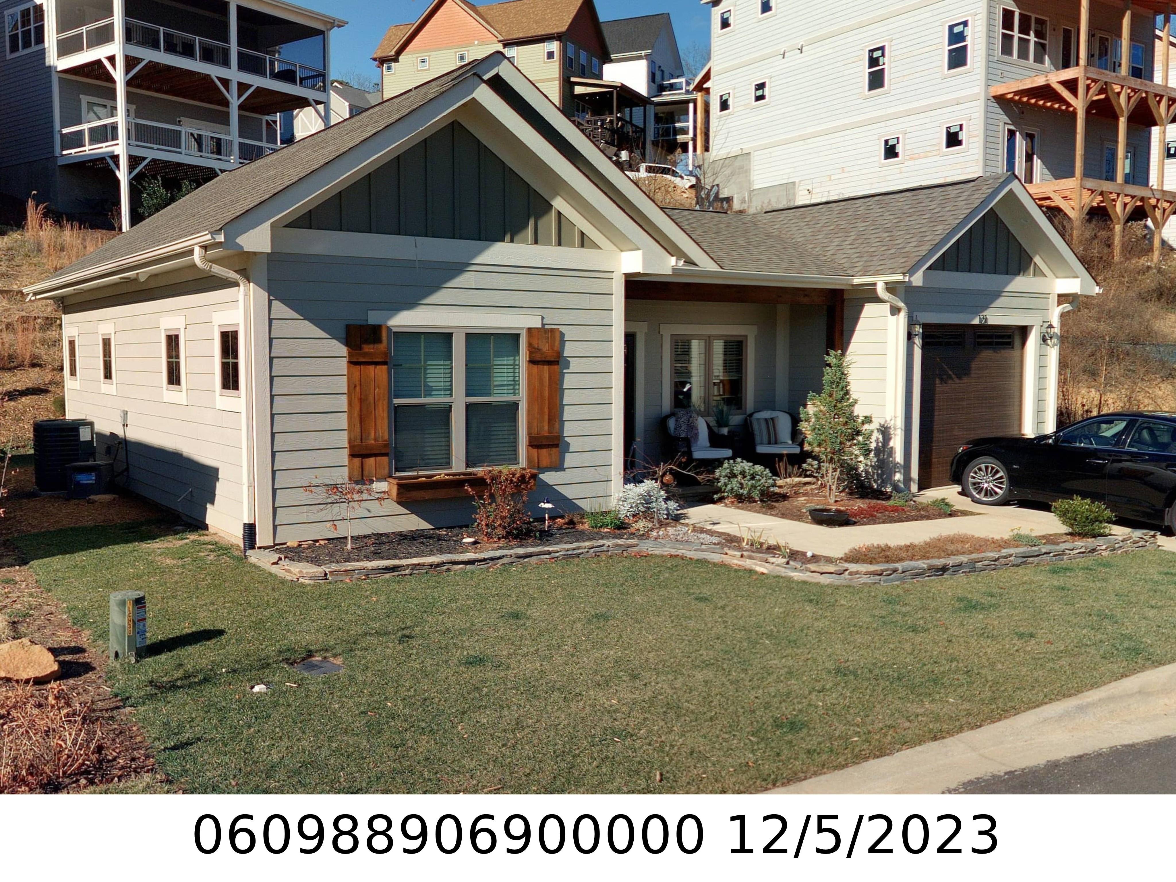 A picture of the property located at 121 CHEPSTOW PL, BLACK MOUNTAIN NC 28711.