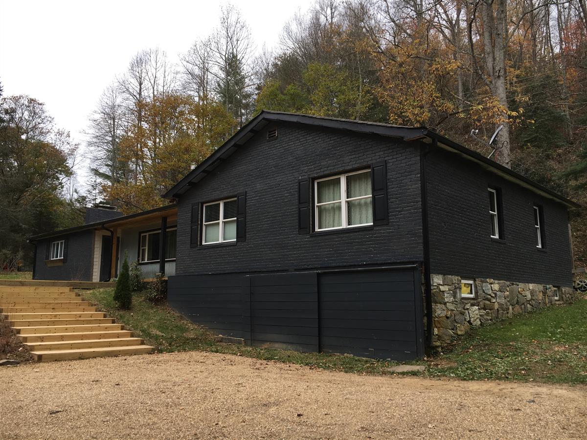 A picture of the property located at 1160 GARREN CREEK RD, FAIRVIEW NC 28730.