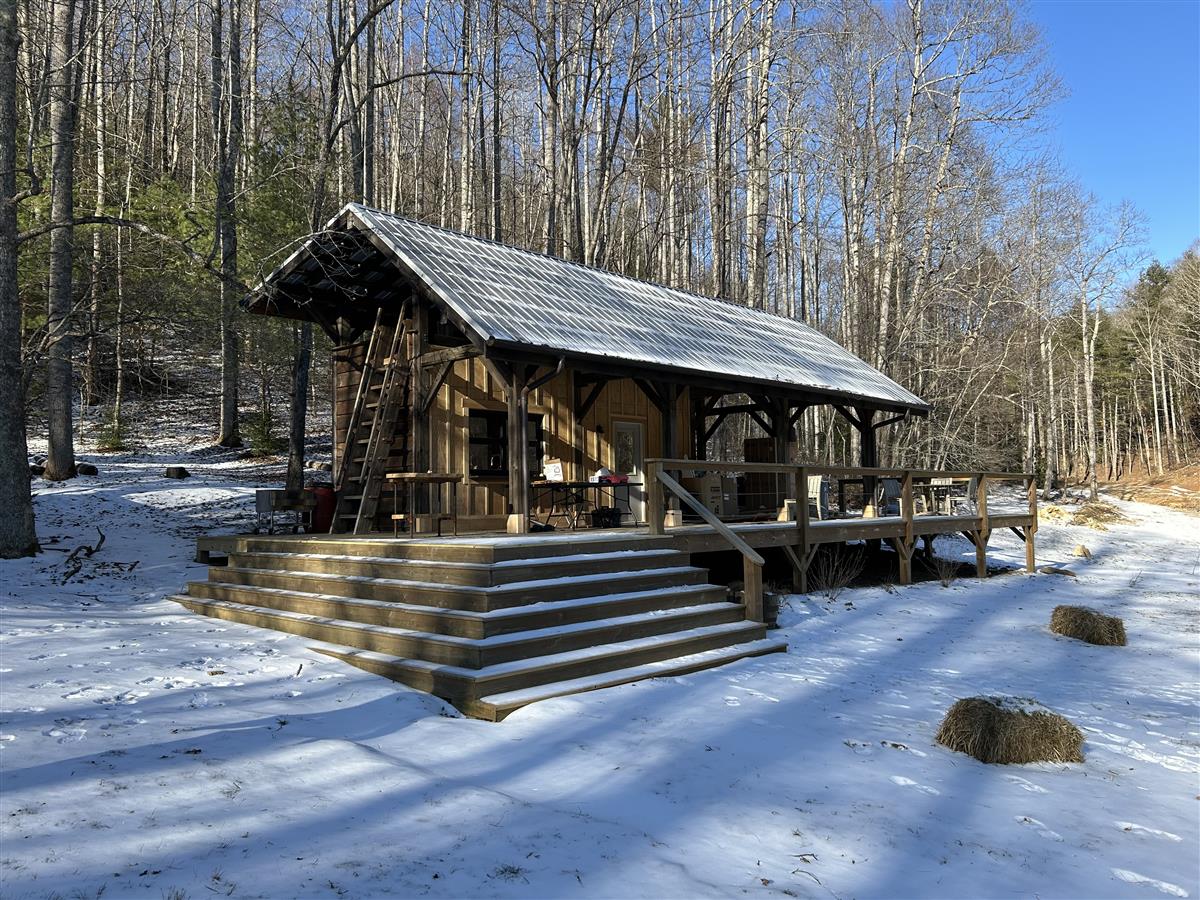 A picture of the property located at 105 FLAT CREEK RD, FAIRVIEW NC 28730.