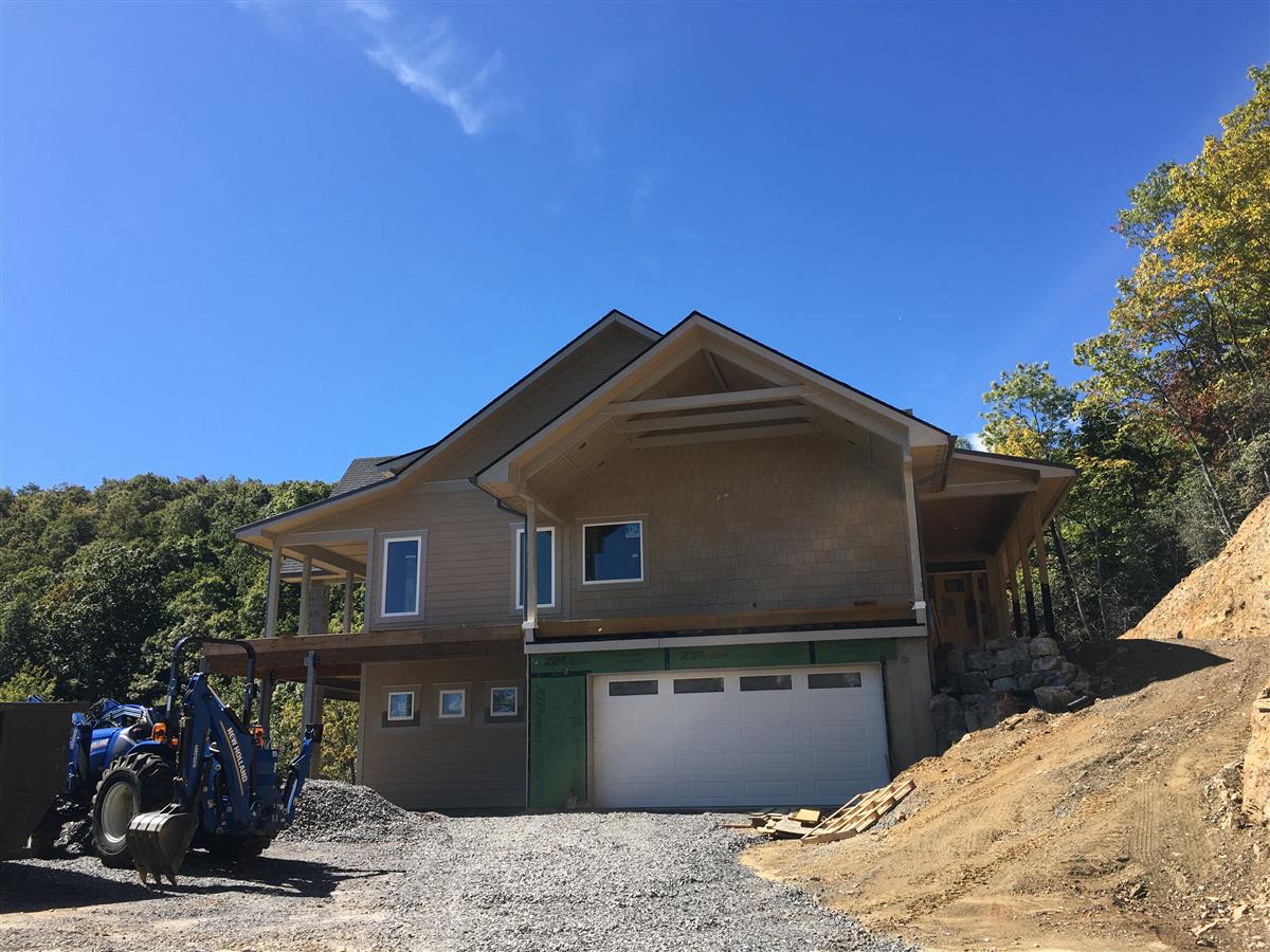 A picture of the property located at 174 ECHOTA DR, BLACK MOUNTAIN NC 28711.