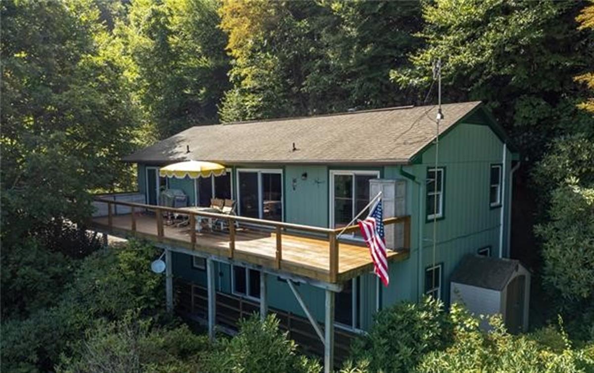 A picture of the property located at 25 HICKORY LN, BLACK MOUNTAIN NC 28711.