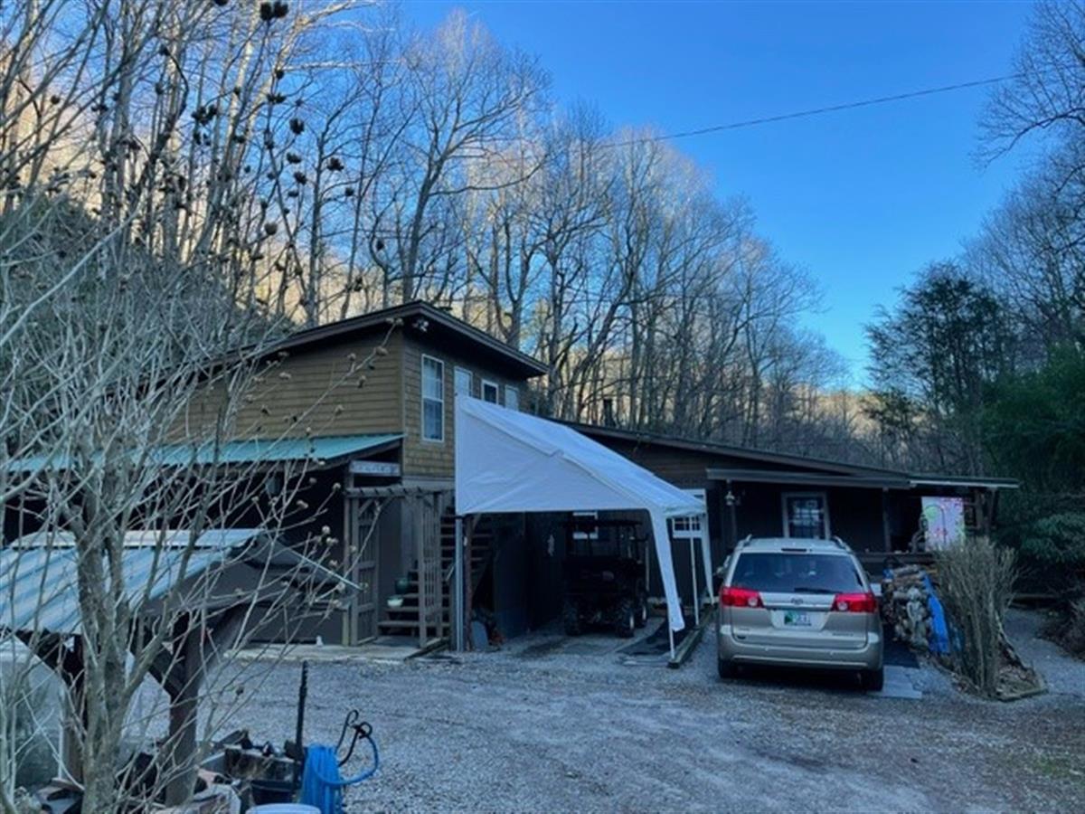 A picture of the property located at 34 SNOWY COVE LN, BLACK MOUNTAIN NC 28711.