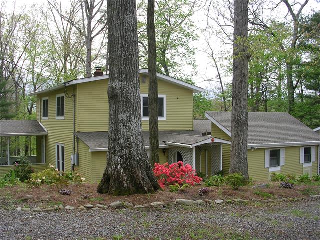 A picture of the property located at 105 RHODODENDRON AVE BLACK MOUNTAIN NC.