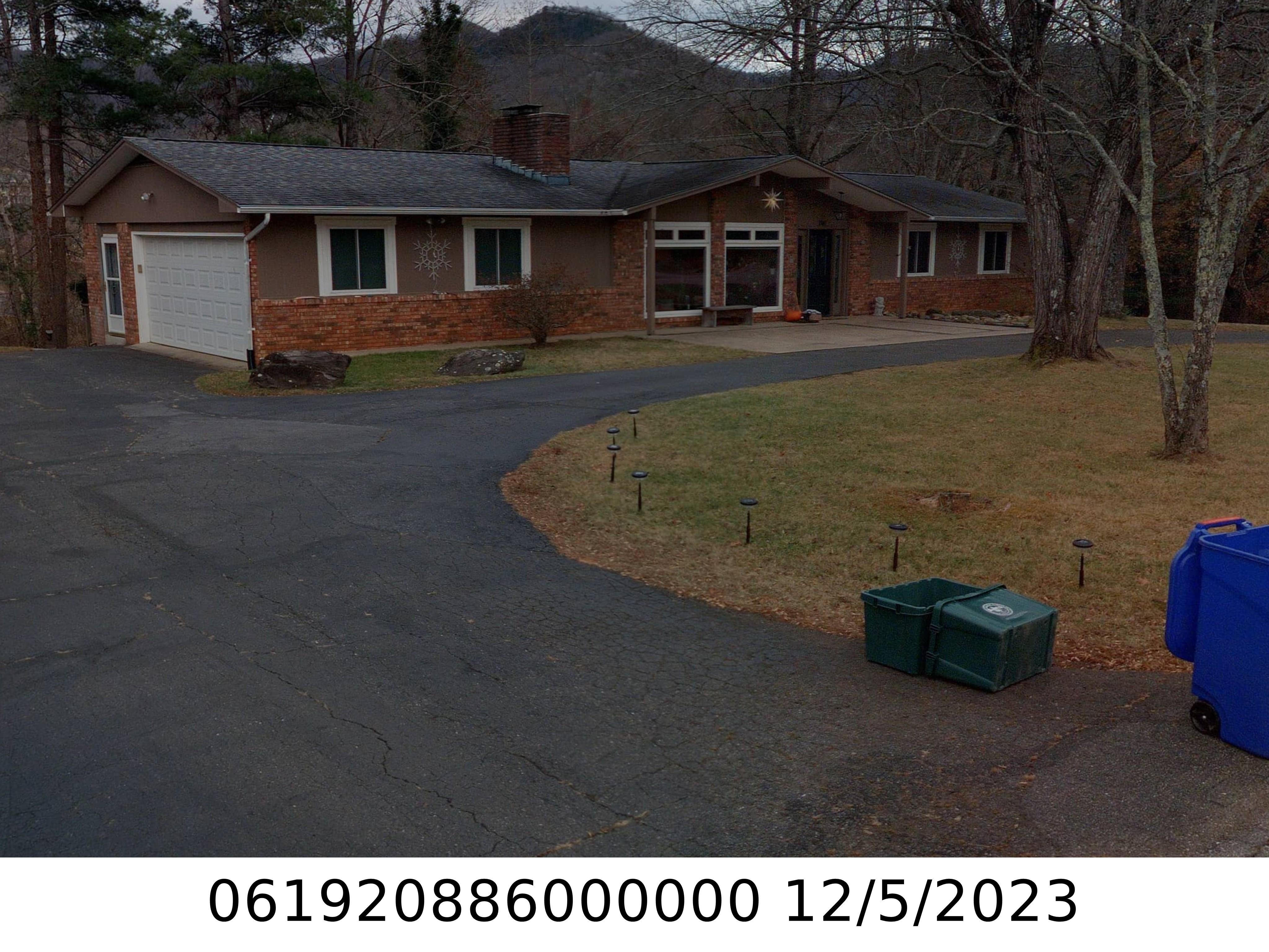 A picture of the property located at 100 MEADOWBROOK DR, BLACK MOUNTAIN NC 28711.