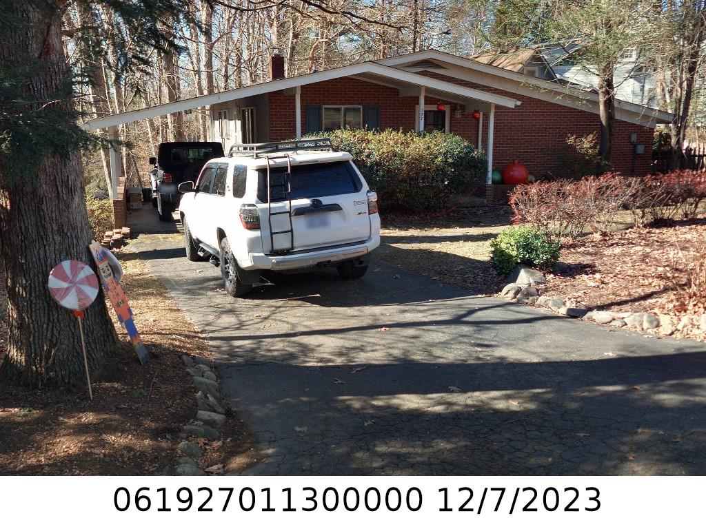 A picture of the property located at 327 S LAUREL CIR, BLACK MOUNTAIN NC 28711.