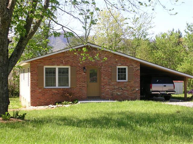 A picture of the property located at 106 PINETREE DR, BLACK MOUNTAIN NC 28711.
