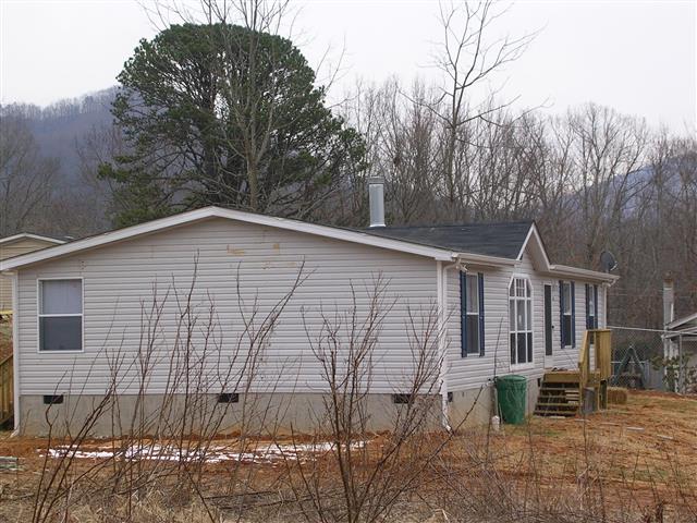 A picture of the property located at 124 RAINBOW LN, BLACK MOUNTAIN NC 28711.