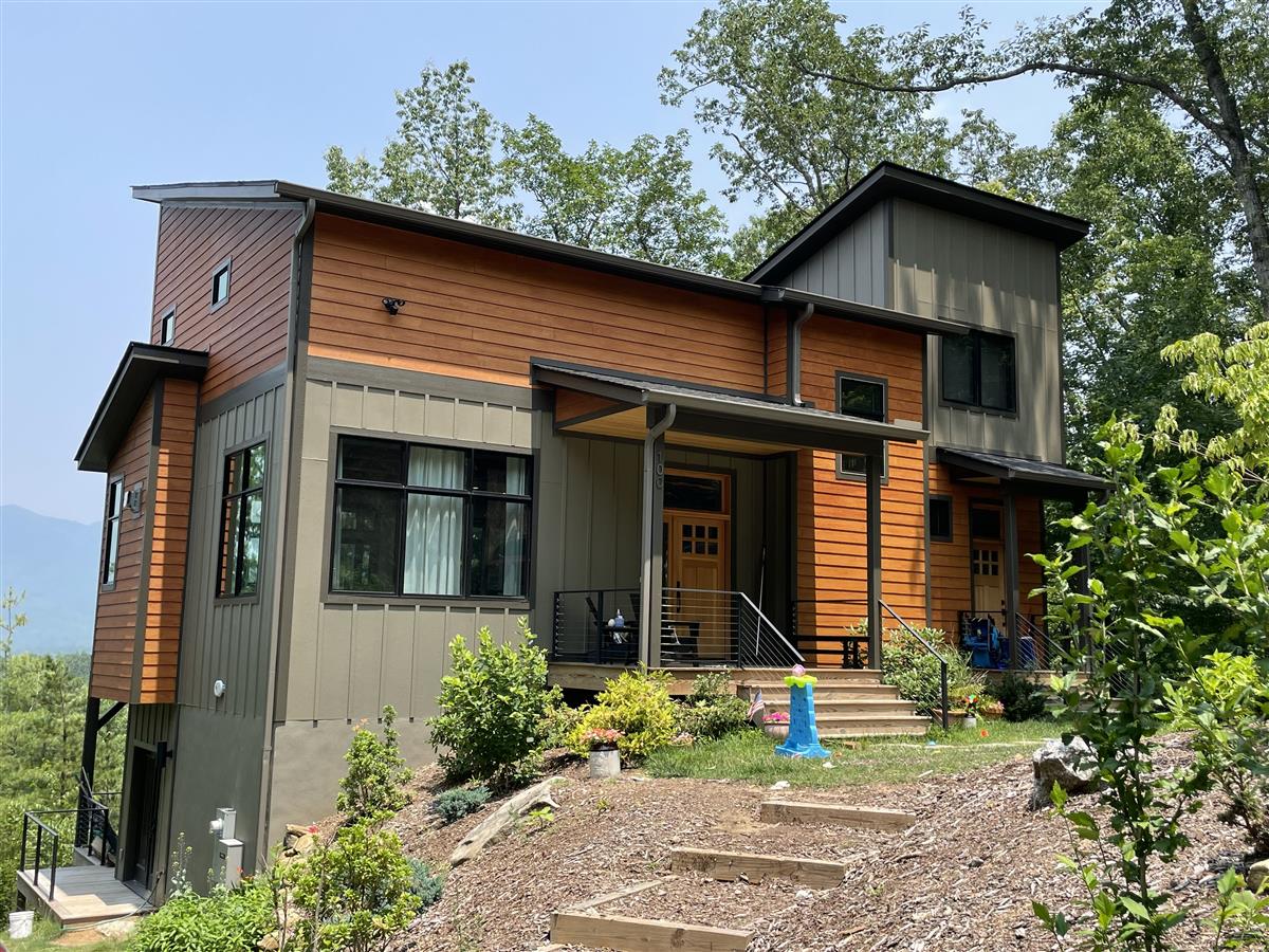 A picture of the property located at 100 HIGHLAND DR, BLACK MOUNTAIN NC 28711.