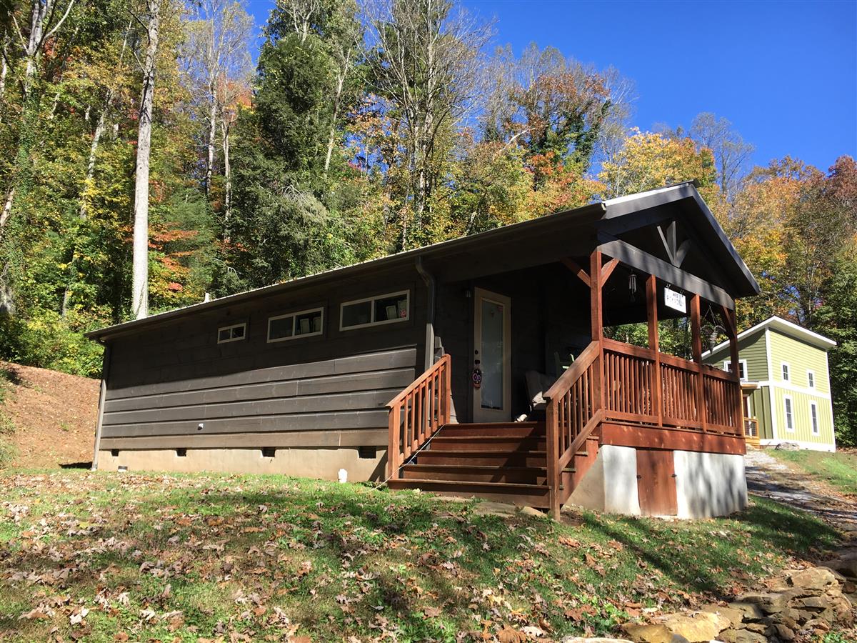 A picture of the property located at 1 ETAIN LN, BLACK MOUNTAIN NC 28711.