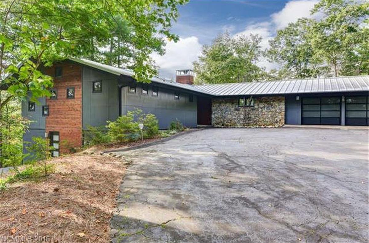 A picture of the property located at 55 HI VIEW DR, BLACK MOUNTAIN NC 28711.