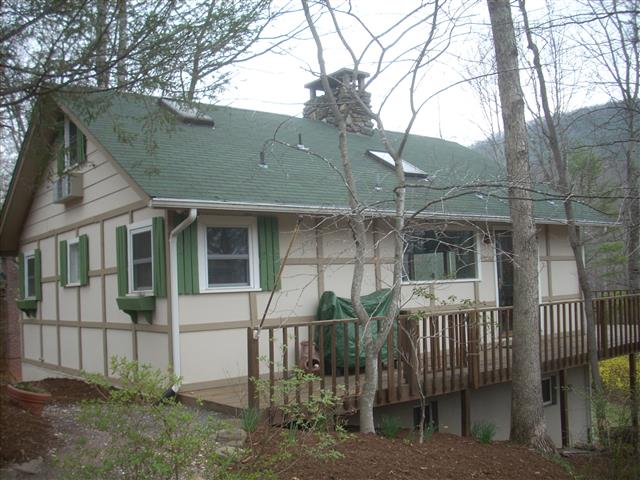 A picture of the property located at 105 MECKLENBURG CIR, BLACK MOUNTAIN NC 28711.