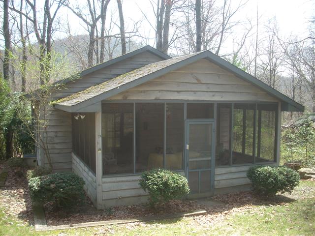 A picture of the property located at 140 JOHN KNOX RD, BLACK MOUNTAIN NC 28711.