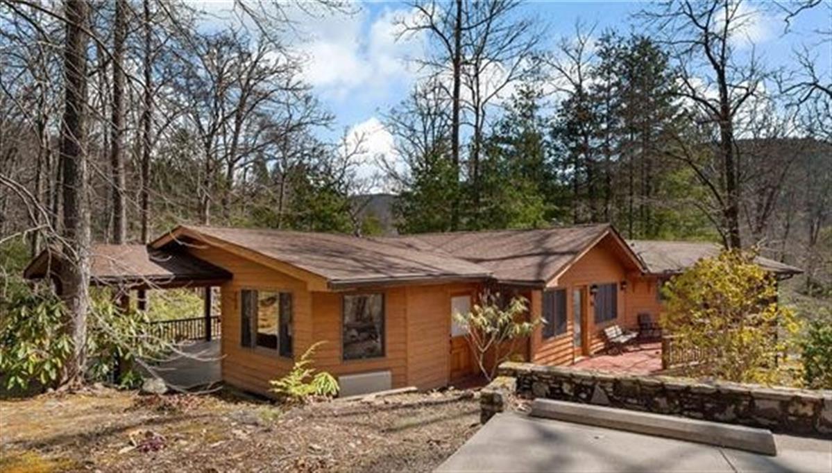 A picture of the property located at 162 OAK LN, BLACK MOUNTAIN NC 28711.