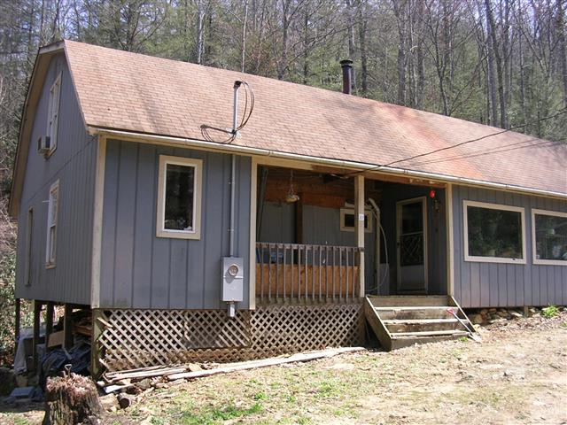 A picture of the property located at 37 TRILLIUM COVE LN, CANDLER NC 28715.