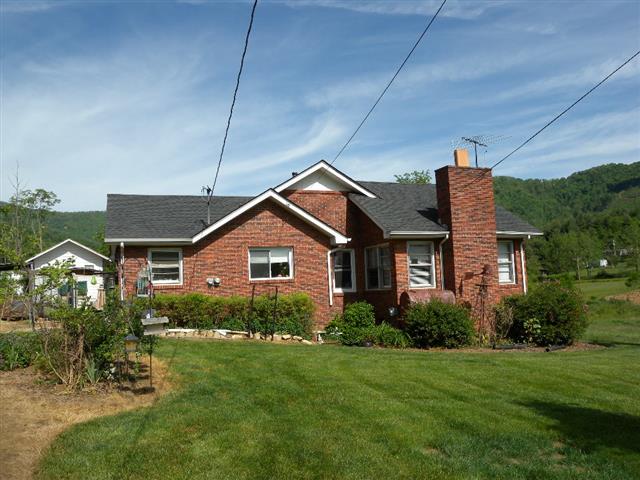 A picture of the property located at 5 LADYBIRD LN, CANDLER NC 28715.