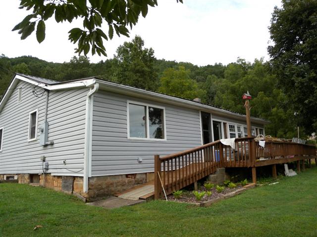 A picture of the property located at 17 BREEZY PINE LN, CANDLER NC 28715.