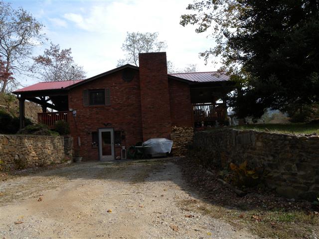 A picture of the property located at 4 BREEZY PINE LN, CANDLER NC 28715.
