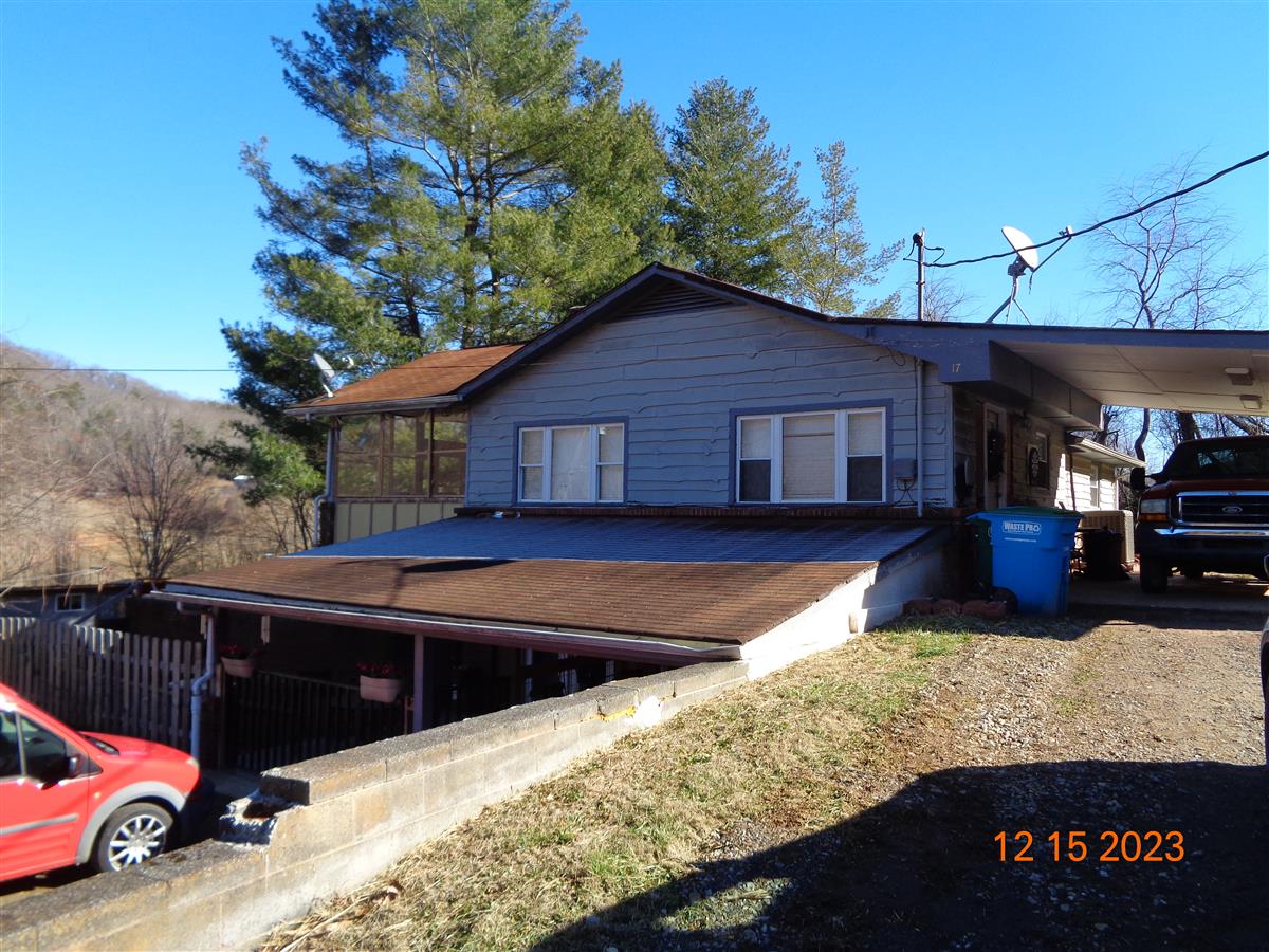 A picture of the property located at 5 WALTER CRAWFORD RD, CANDLER NC 28715.