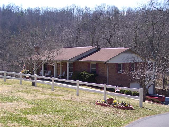 A picture of the property located at 25 LOIS GLENN LN, CANDLER NC 28715.