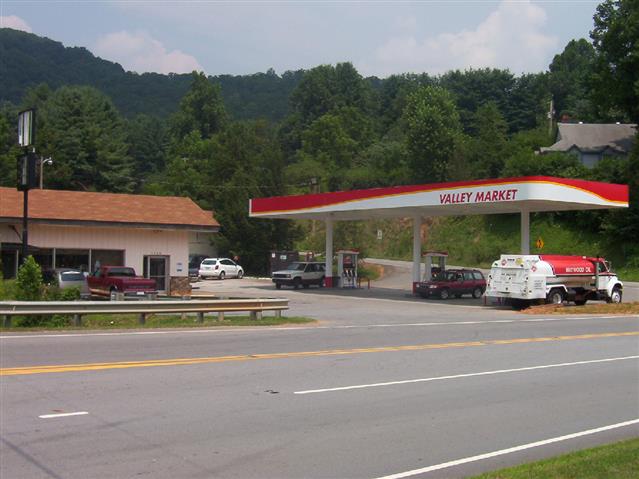 A picture of the property located at 1406 PISGAH HWY, CANDLER NC 28715.