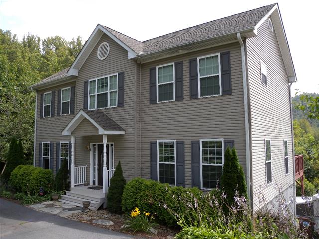 A picture of the property located at 8 LAUREN LN, CANDLER NC 28715.