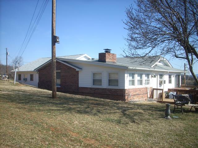 A picture of the property located at 4 PARRIS LN, CANDLER NC 28715.