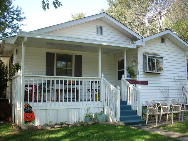 A picture of the property located at 5 APPLE LN, CANDLER NC 28715.