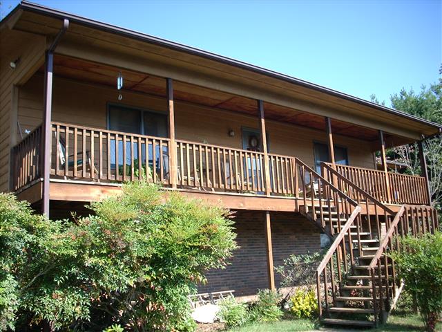 A picture of the property located at 10 APPLE LN, CANDLER NC 28715.