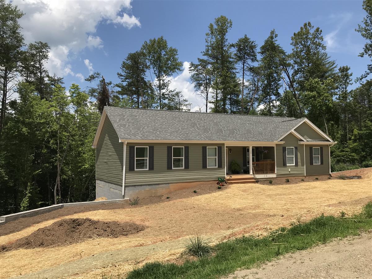 A picture of the property located at 30 BACHELDER LN, CANDLER NC 28715.