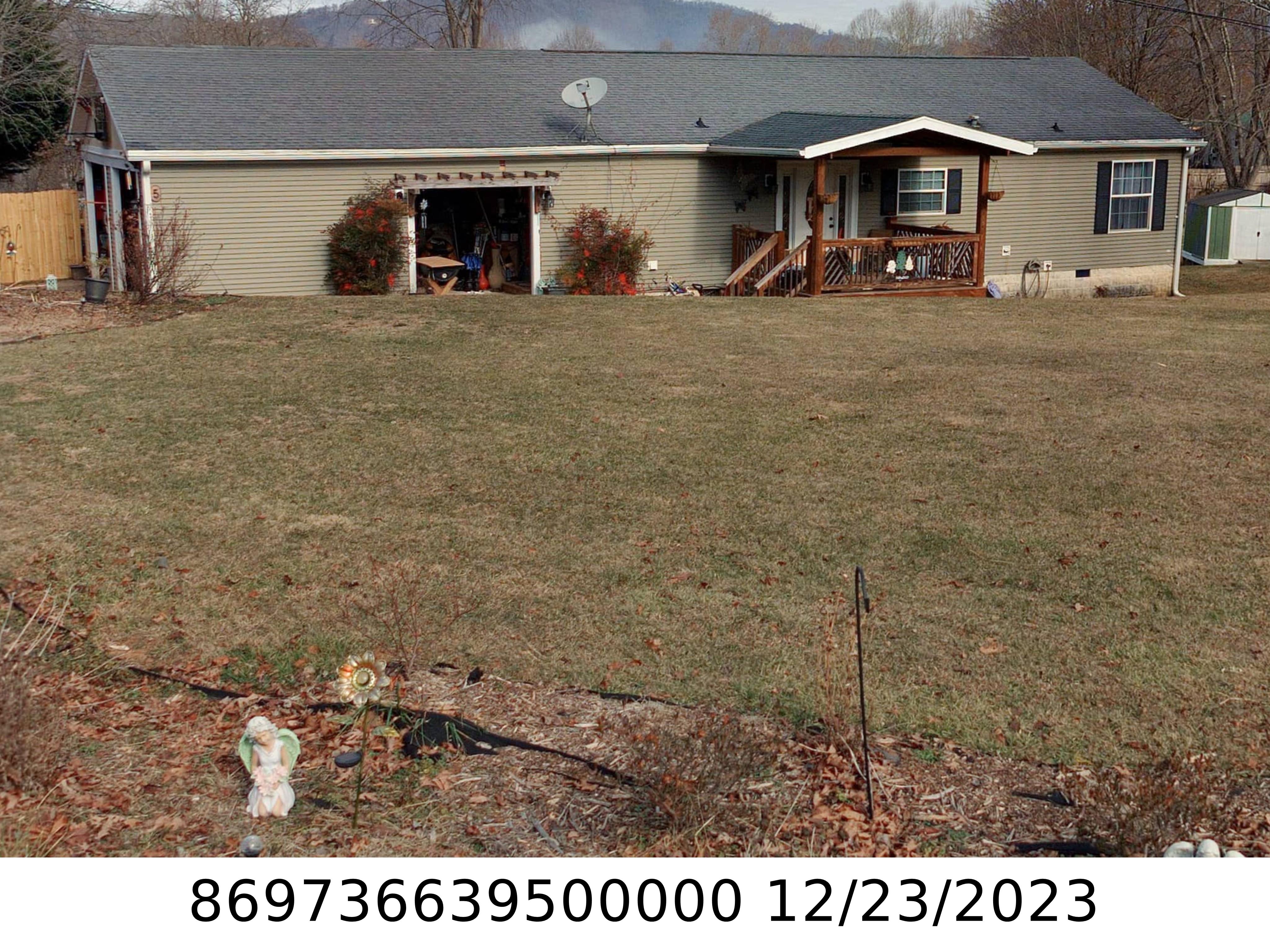 A picture of the property located at 5 HONEY SKIPPER LN, CANDLER NC 28715.