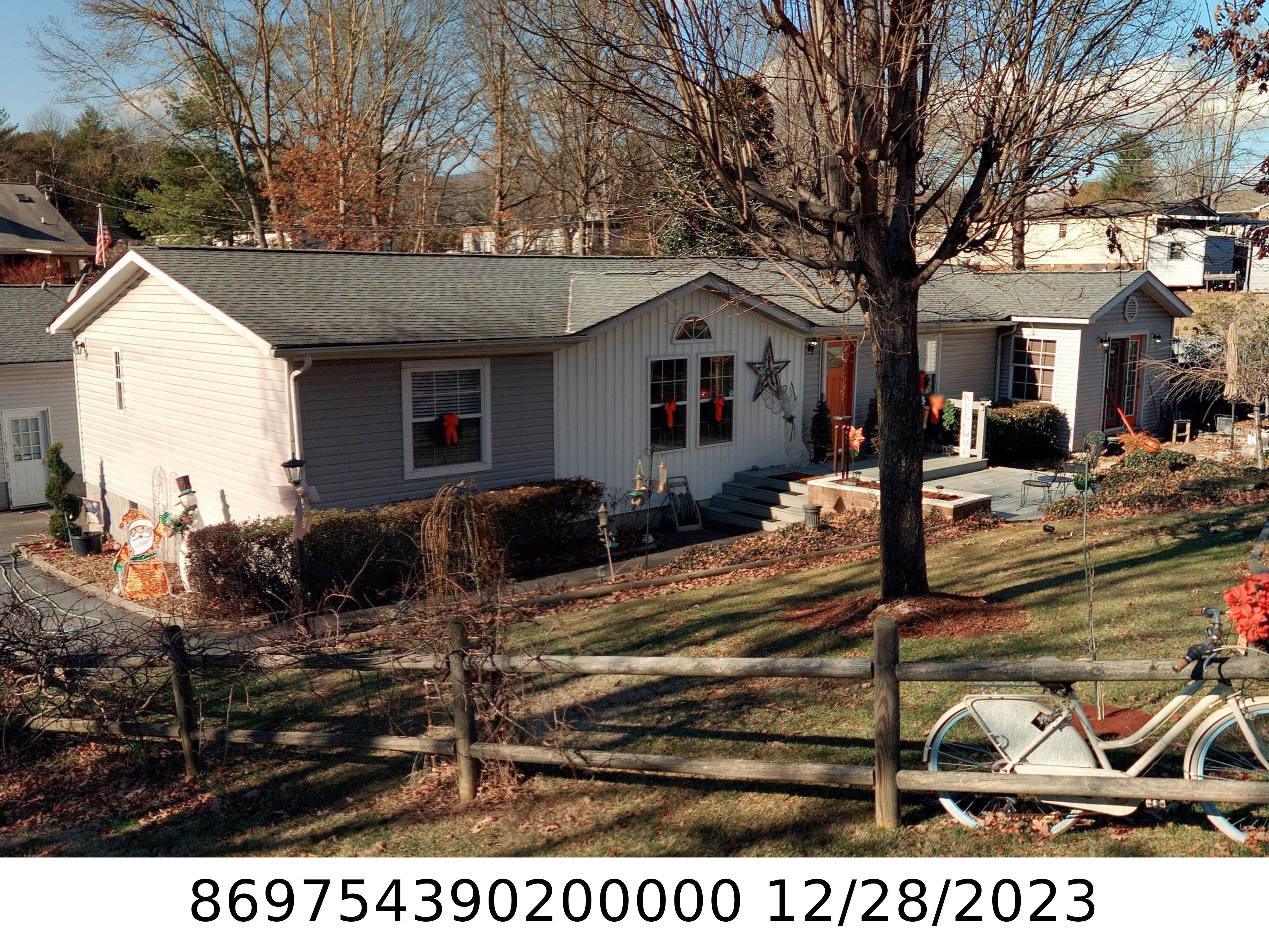 A picture of the property located at 4 SOUTHERN MAGNOLIA LN, CANDLER NC 28715.