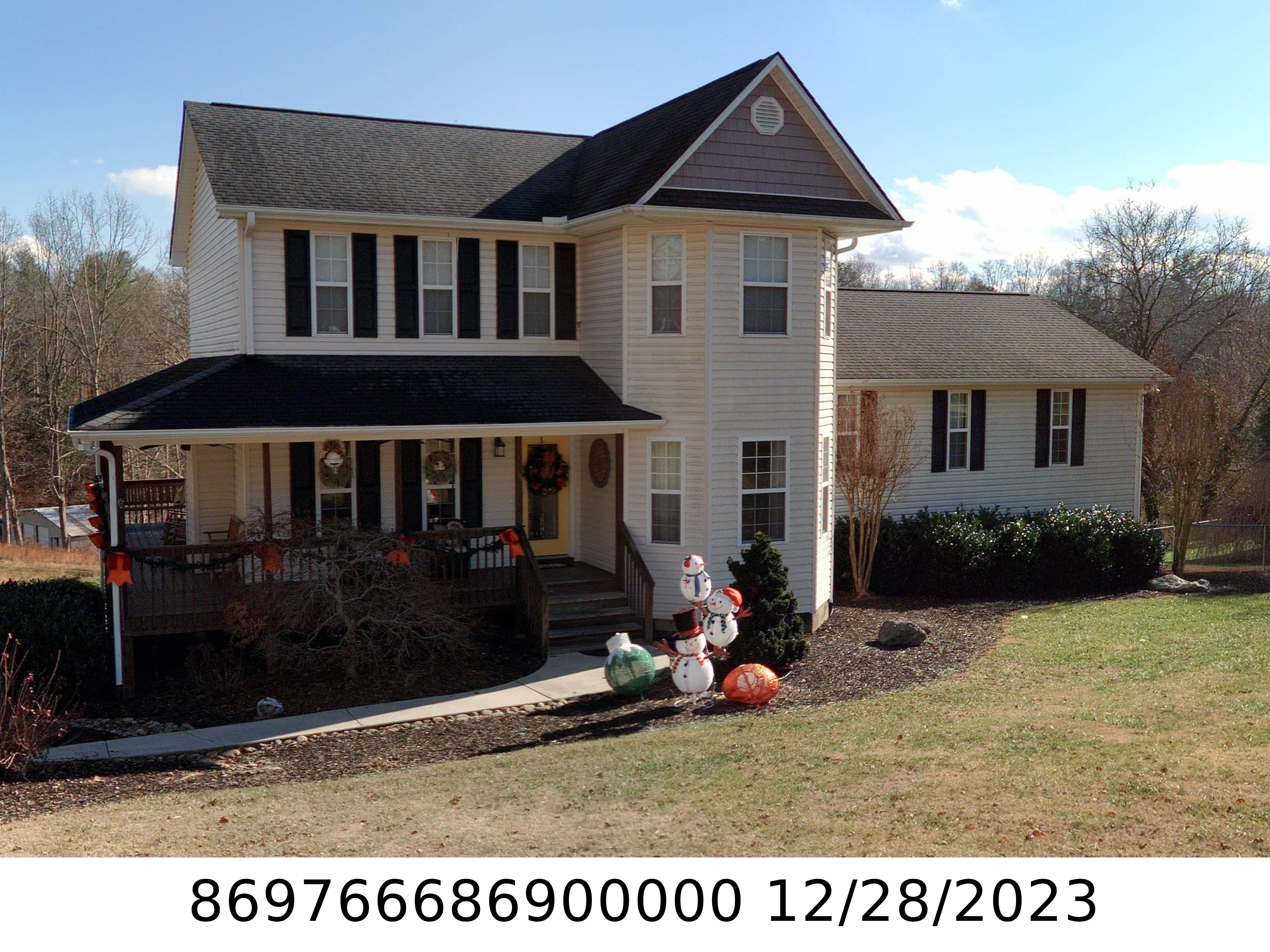 A picture of the property located at 11 LEELEE LN, CANDLER NC 28715.