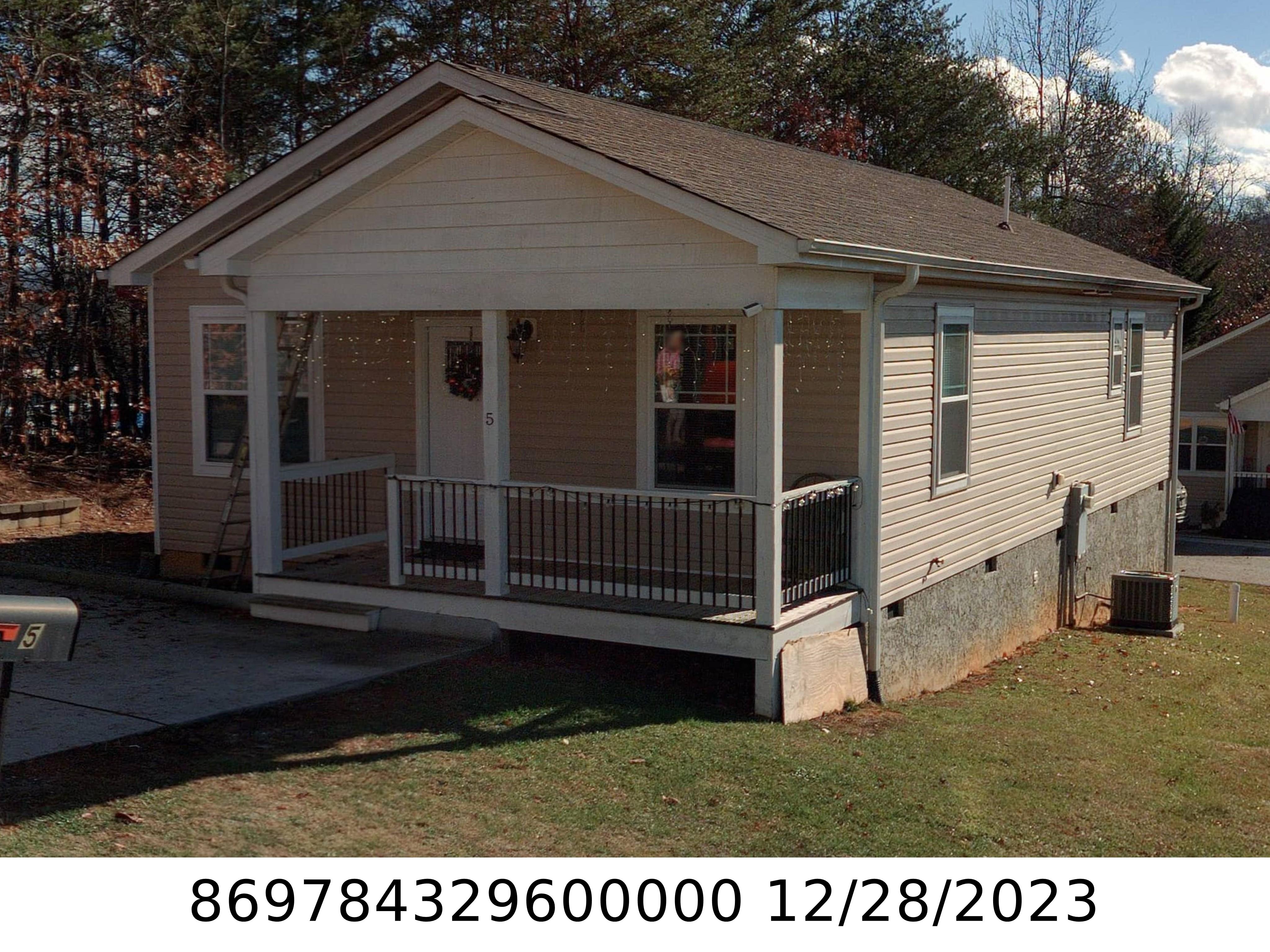 A picture of the property located at 5 SWALLOWTAIL LN, CANDLER NC 28715.